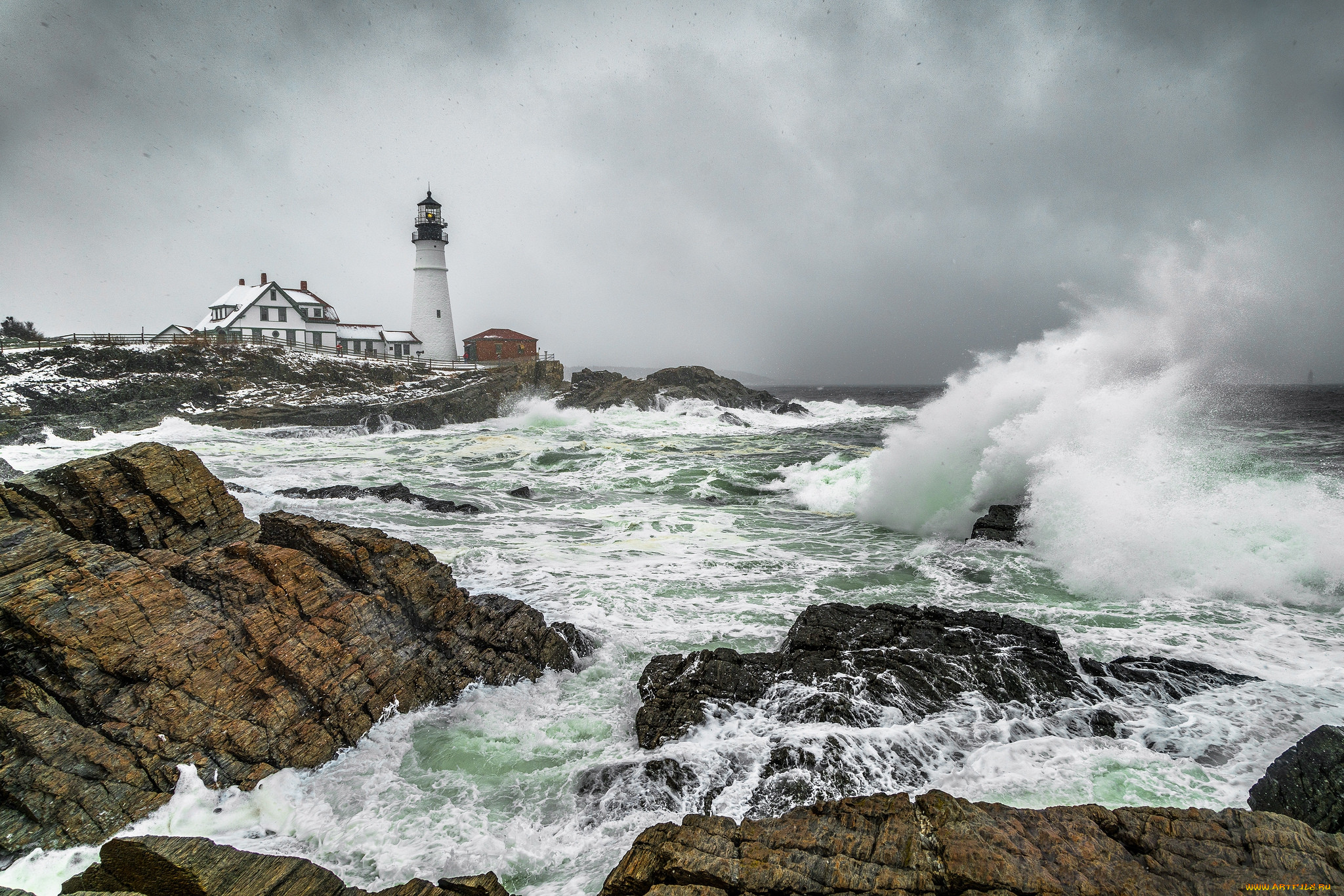 Coast light. Тайнмут Великобритания Маяк волна. Маяк ля Жюмьен, Франция. Море шторм Маяк. Море волны Маяк.